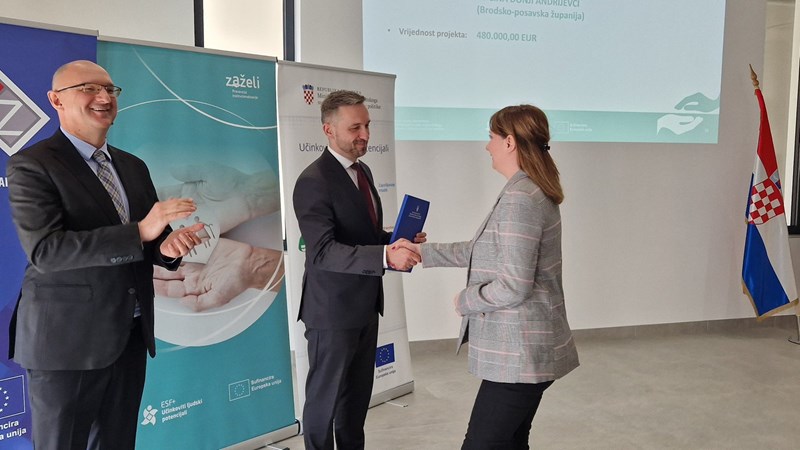 Ministar Piletić u Vinkovcima uručio 39 ugovora iz programa "Zaželi" vrijednih 43 milijuna eura